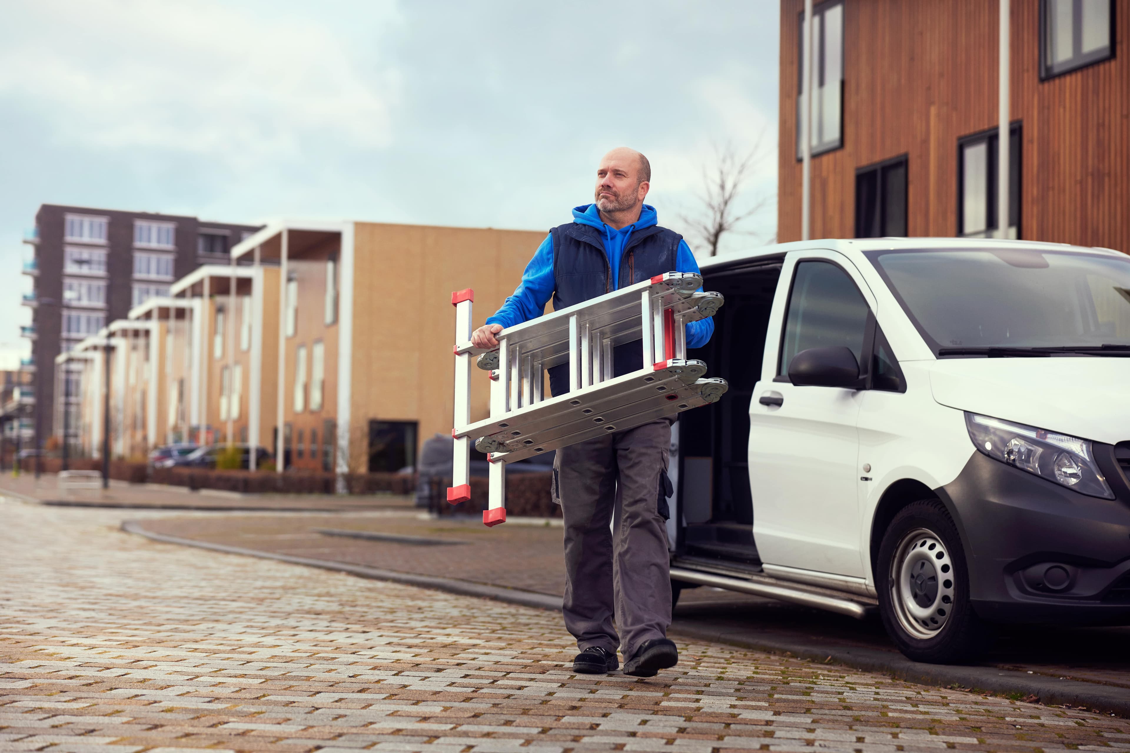 Man loopt met ladder