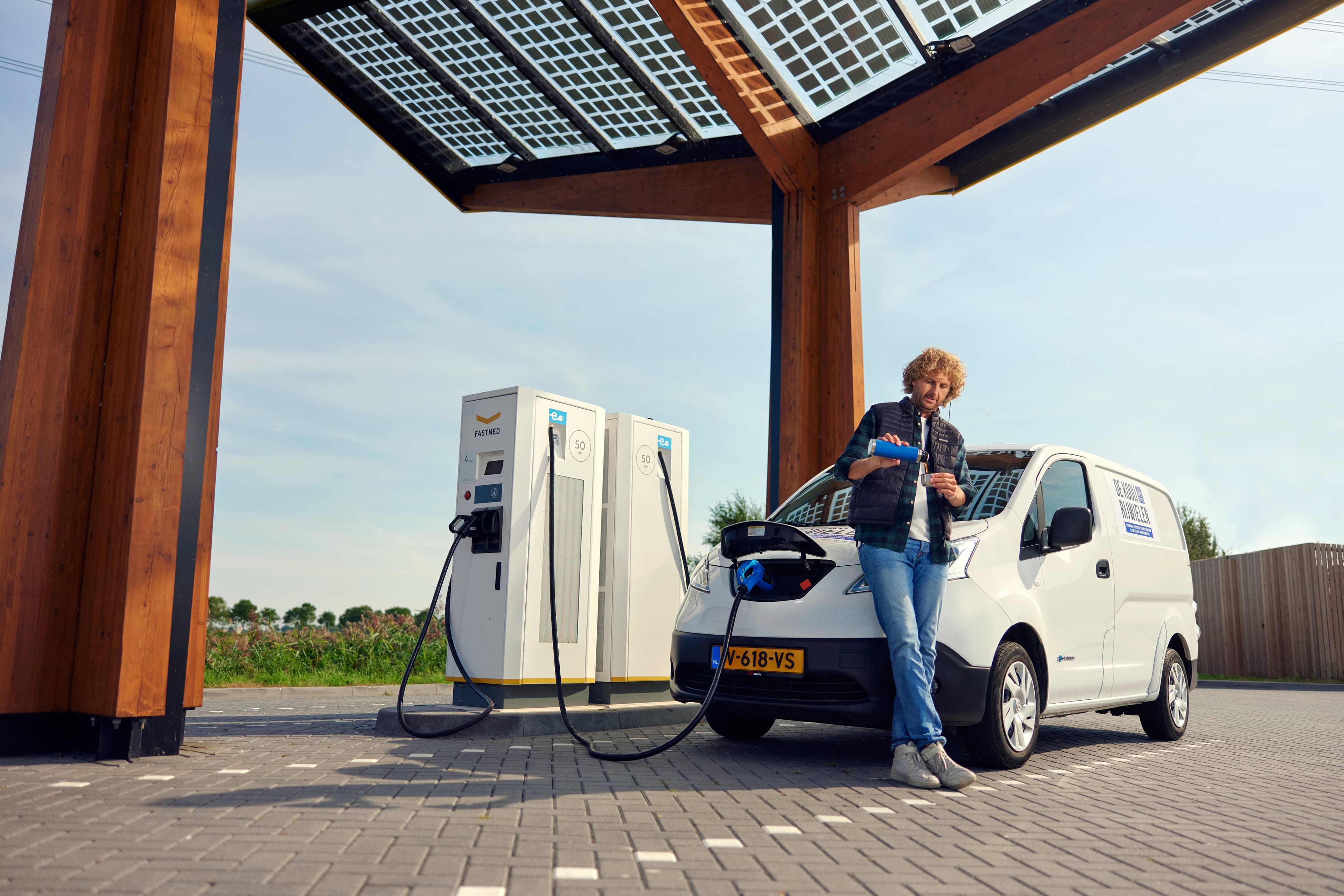 Man vult beker bij tankstation